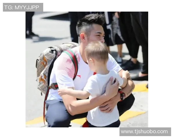 足球球星儿子现场爆笑表情引全场笑声 父子互动萌态十足 足球球星儿子现场爆笑表情引全场笑声 父子互动萌态十足