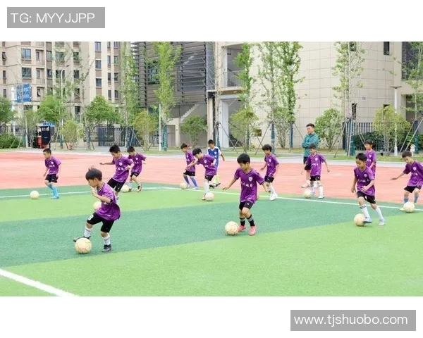 追逐足球梦想的孩子们如何在热爱与奋斗中成长